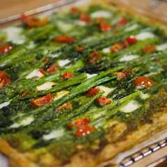 Una foto de Hojaldre de espárragos y pesto