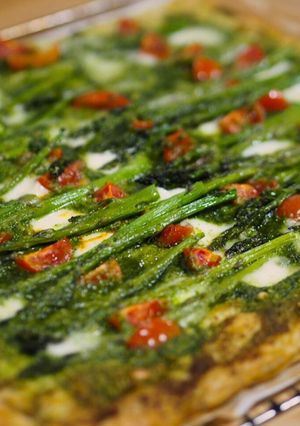 Una foto de Hojaldre de espárragos y pesto