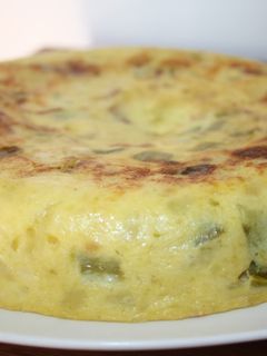 Una foto de Tortilla de patata con pimiento verde, jamón y queso idiazabal