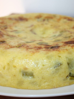 Una foto de Tortilla de patata con pimiento verde, jamón y queso idiazabal