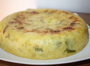 Una foto de Tortilla de patata con pimiento verde, jamón y queso idiazabal