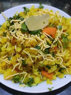 "मिक्स व्हेज जीरावन पोहा" (mix veg jiravan pohe recipe in marathi) रेसिपी चे मुख्य फोटो