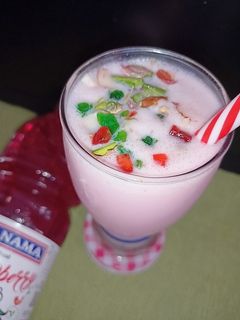 टूटी फ्रूटी स्ट्रॉबेरी शेक (Tutti frutti strawberry shake recipe in hindi) रेसिपी मुख्य फोटो