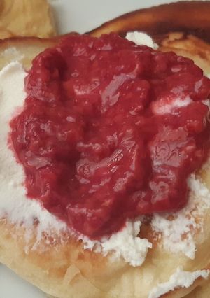 O poză a rețetei Pancakes cu ricotta și sos de zmeură.