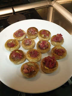 Una foto de Champiñones a la plancha con jamón serrano y queso holandés