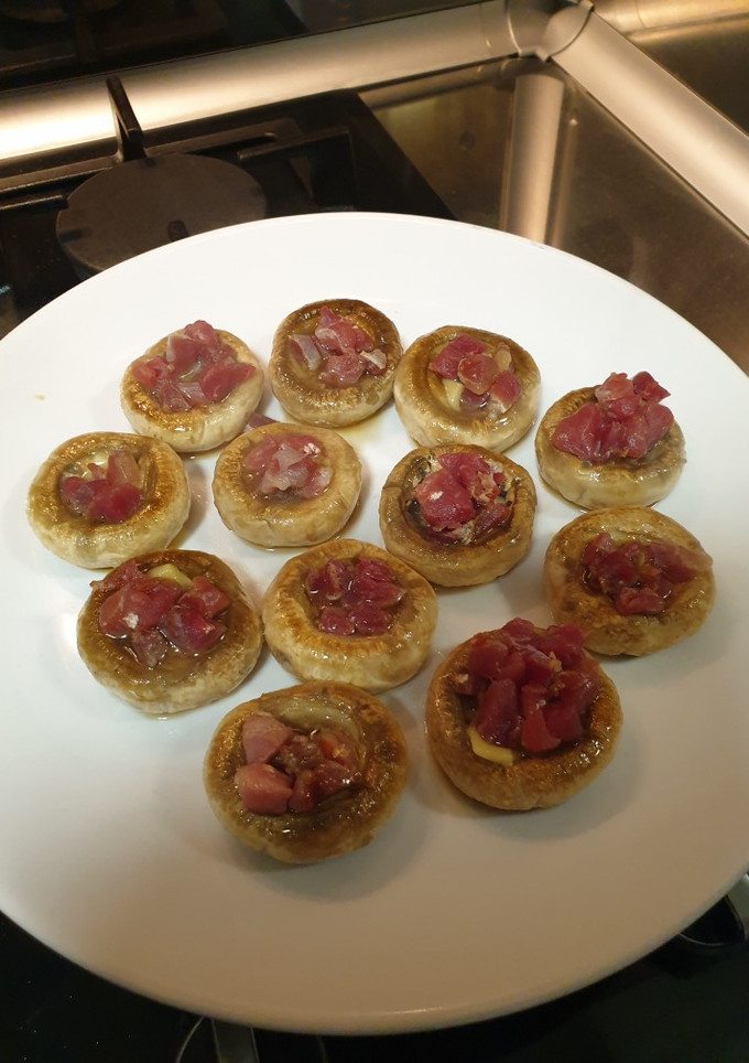 Una foto de Champiñones a la plancha con jamón serrano y queso holandés
