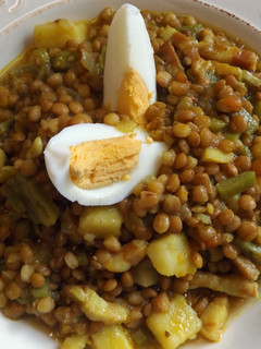 Una foto de Lentejas con verduras de estación y bacon