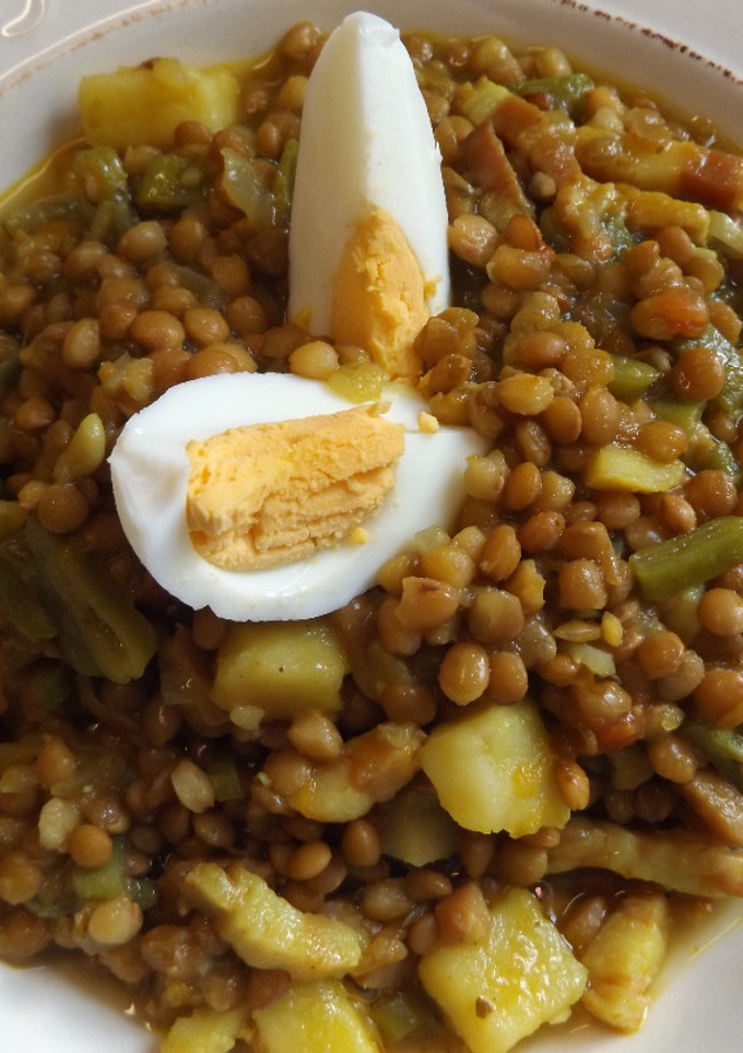 Una foto de Lentejas con verduras de estación y bacon