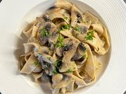 Una foto di tagliatelle con funghi e panna