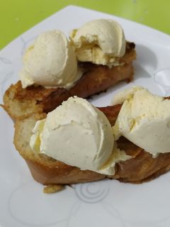 Una foto de Torrijas con helado sin huevo