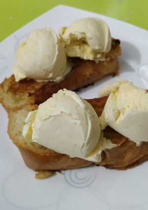Una foto de Torrijas con helado sin huevo