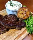 Steak ăn kèm khoai tây nghiền và măng tây nướng