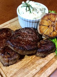 Hình của món Steak ăn kèm khoai tây nghiền và măng tây nướng.