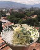 Pasta en salsa blanca con brócoli, espinaca y tocineta