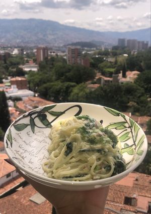 Una foto de Pasta en salsa blanca con brócoli, espinaca y tocineta