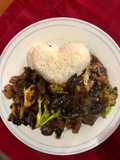 Carne al wok con verduras, salsa de soya y algas chinas