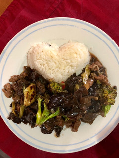 Una foto de Carne al wok con verduras, salsa de soya y algas chinas
