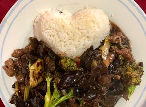 Una foto de Carne al wok con verduras, salsa de soya y algas chinas