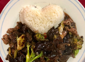 Una foto de Carne al wok con verduras, salsa de soya y algas chinas