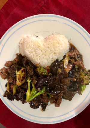 Una foto de Carne al wok con verduras, salsa de soya y algas chinas