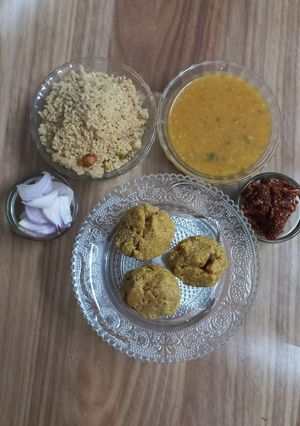 દાલ બાટી ચુરમા (Dal Baati Churma Recipe In Gujarati) રેસીપી મુખ્ય ફોટો