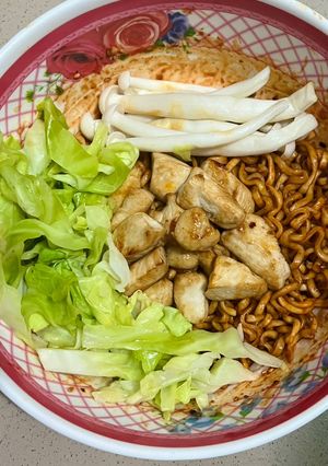 Hình của món Mì gà trộn cay cùng với bắp cải và nấm.