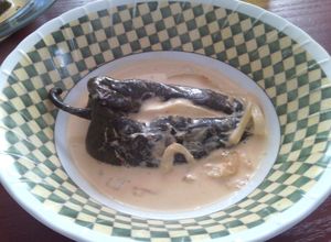 Una foto de Chiles rellenos con leche