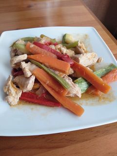 Una foto de Solomillo de pavo con verduras y salsa de soja