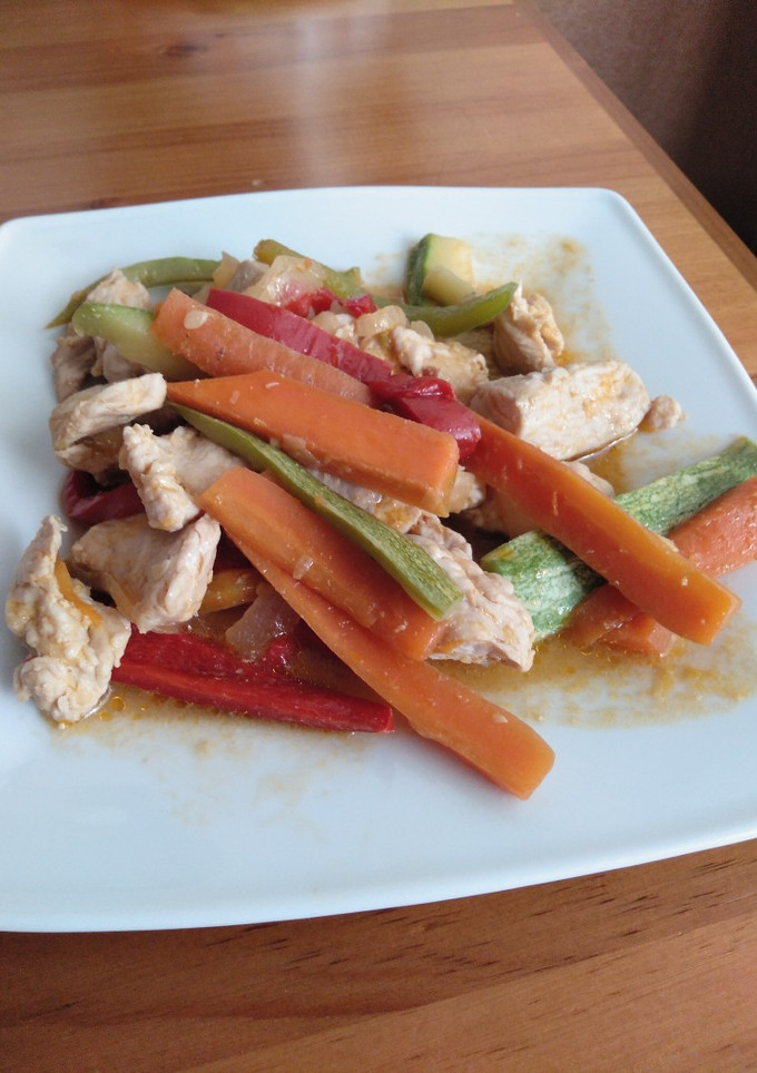 Una foto de Solomillo de pavo con verduras y salsa de soja
