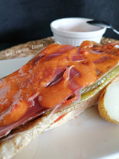 Una foto de Tosta de serranito con mojo picón