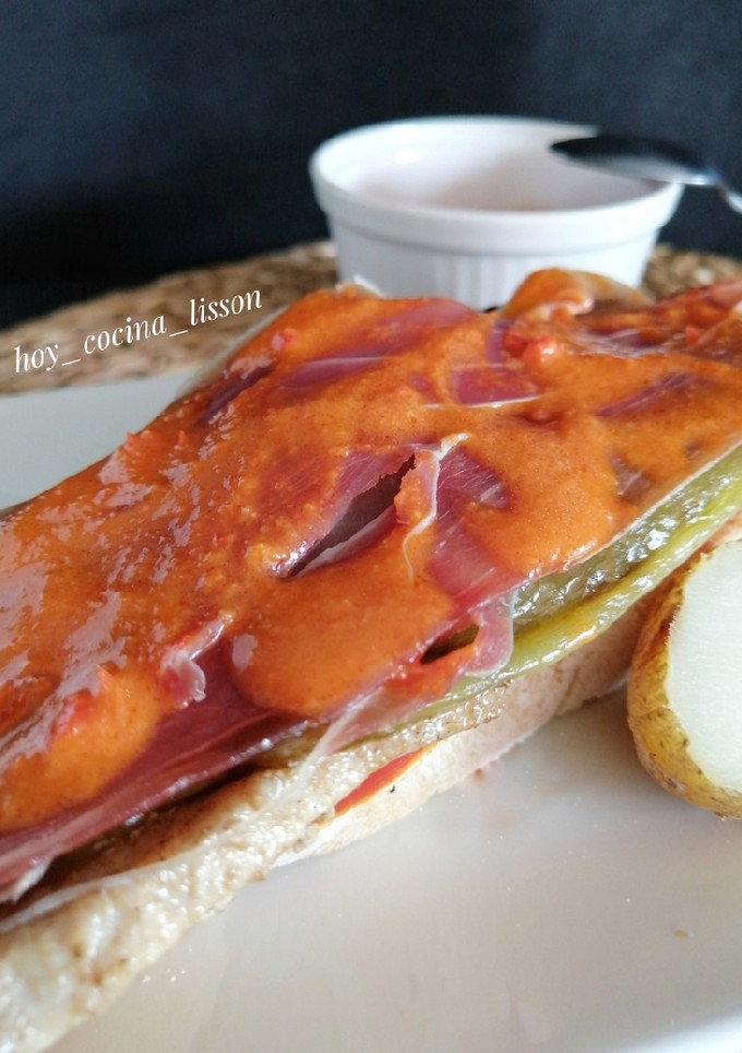 Una foto de Tosta de serranito con mojo picón