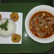 Cocido de patica de cerdo con arroz blanco y plátano frito