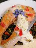 Darne de saumon poêlée, crème au citron vert et épinards