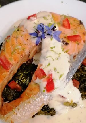 Une photo de Darne de saumon poêlée, crème au citron vert et épinards