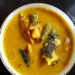 Macher matha diye moog dal A picture of Macher matha diye moog dal.
