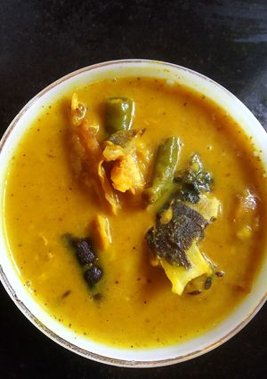 A picture of Macher matha diye moog dal.