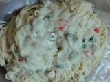 Fideos con salsa de leche y cebolla de verdeo