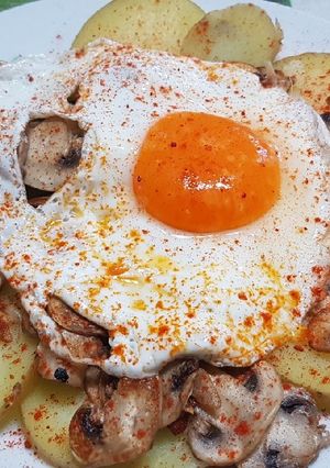 Foto principal de Huevos rotos ligeros con champiñones