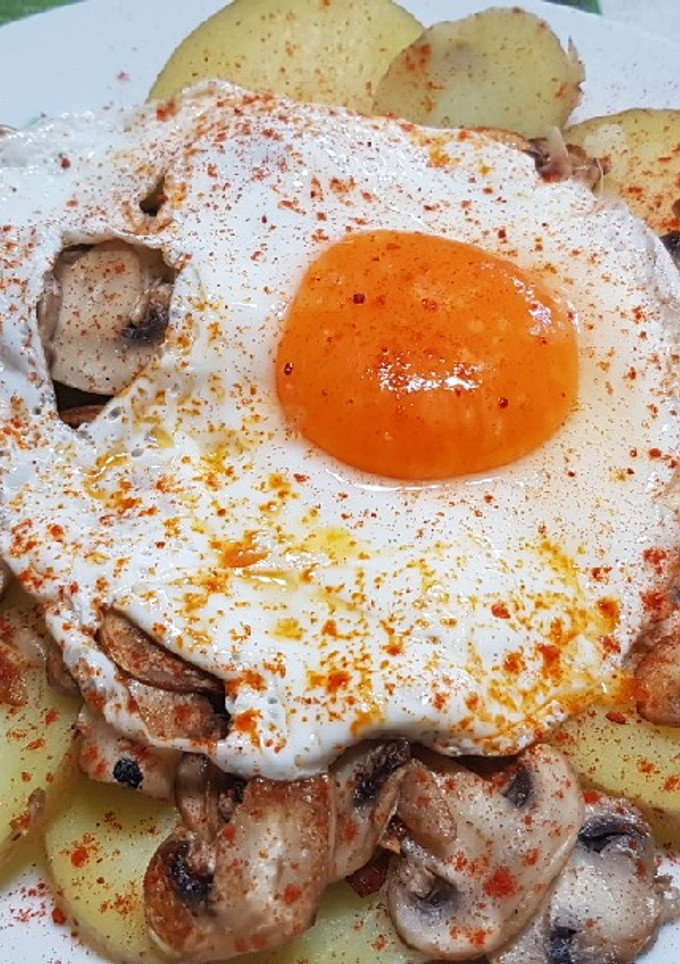 Una foto de Huevos rotos ligeros con champiñones
