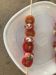 Una foto de Brocheta de tomatitos cherry, jamón serrano y albahaca