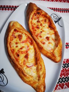 O poză a rețetei Turkish pida (pizza turcească).