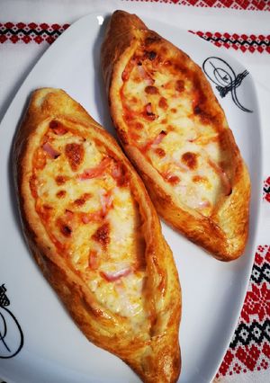 O poză a rețetei Turkish pida (pizza turcească).