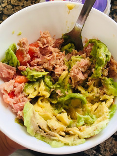 Una foto de Ensalada de atún, aguacate y tomate🥑