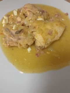 Una foto de 🐔Pollo en pepitoria🥚 🌺🥜