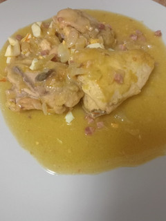 Una foto de 🐔Pollo en pepitoria🥚 🌺🥜
