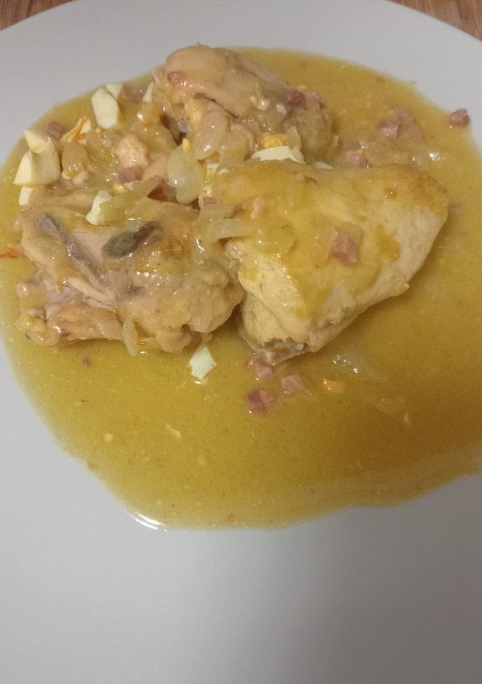 Una foto de 🐔Pollo en pepitoria🥚 🌺🥜