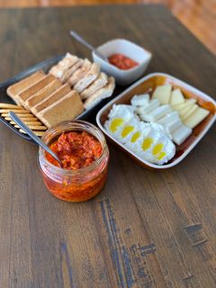 صورة لوصفة صلصة الفلفل الأحمر المكدونية “الآيڤار" Ajvar