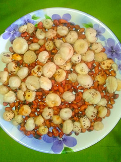 मूंगफली मखाना नमकीन (Mungfali makhana namkeen recipe in Hindi) रेसिपी मुख्य फोटो