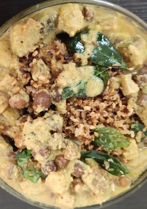 A picture of Kuttu curry (Kerala sadhya).