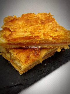 Una foto de Empanada de hojaldre de jamón york y queso